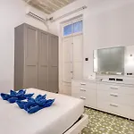 Stylish Typical Maltese Getaway Close To The Sea Lägenhet Sliema