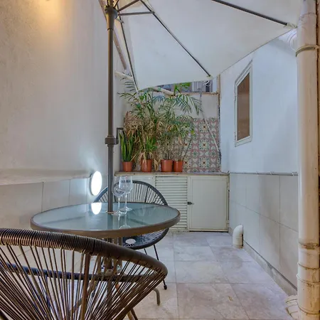 Stylish Typical Maltese Getaway Close To The Sea Apartament